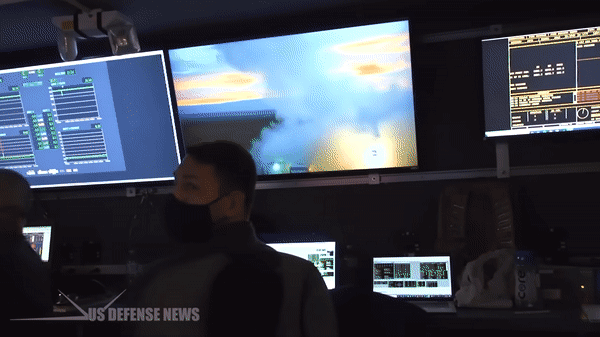 Khoảnh khắc loạt đạn chùm từ tên lửa ATACMS rơi xuống bãi biển Crimea đông người