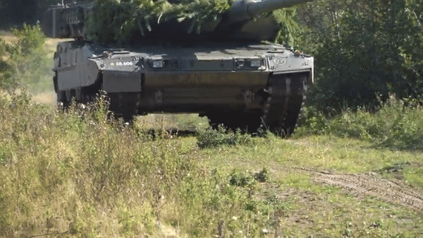 UAV tự sát Lancet Nga chọn đúng vị trí hiểm yếu trên xe tăng Leopard 2A6 để lao tới