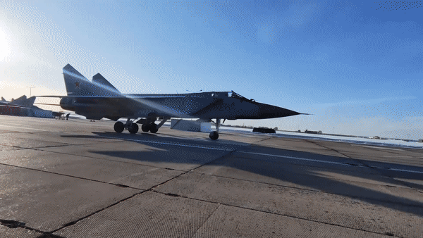 Tiêm kích MiG-31 Nga bốc cháy và lao xuống đất