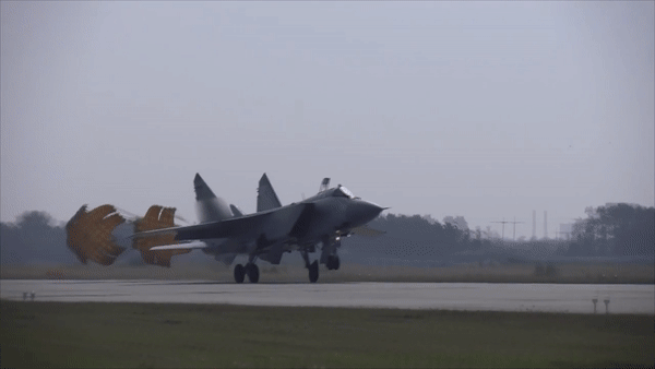 Tiêm kích MiG-31 Nga bốc cháy và lao xuống đất