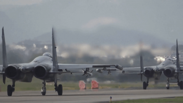 Siêu tàu sân bay USS Ronald Reagan được lệnh ở lại khu vực gần đảo Đài Loan