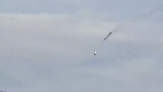 Tiêm kích MiG-31 Nga bốc cháy và lao xuống đất