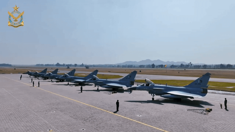 Tiêm kích J-10C Pakistan khiến Rafale của Ấn Độ 'choáng váng' với khả năng gây nhiễu điện tử?