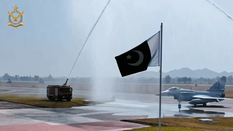 Tiêm kích J-10C Pakistan khiến Rafale của Ấn Độ 'choáng váng' với khả năng gây nhiễu điện tử?