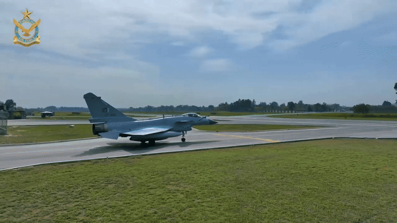 Tiêm kích J-10C Pakistan khiến Rafale của Ấn Độ 'choáng váng' với khả năng gây nhiễu điện tử?