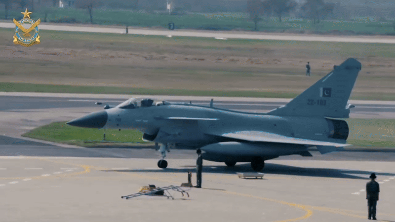 Tiêm kích J-10C Pakistan khiến Rafale của Ấn Độ 'choáng váng' với khả năng gây nhiễu điện tử?