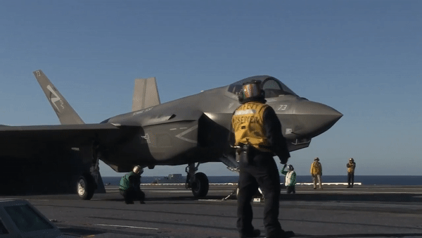 Tiêm kích hạm tàng hình F-35C Mỹ được lệnh tấn công Houthi