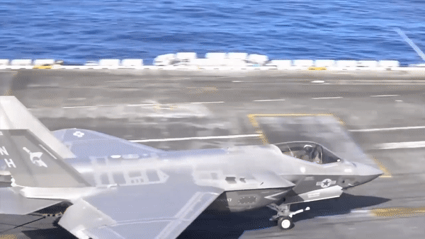 Tiêm kích hạm tàng hình F-35C Mỹ được lệnh tấn công Houthi