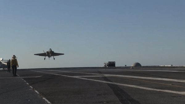 Tiêm kích hạm tàng hình F-35C Mỹ được lệnh tấn công Houthi