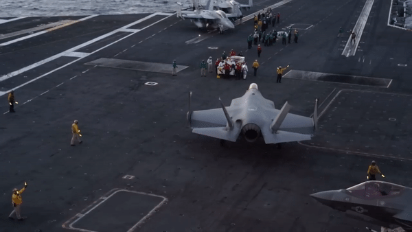 Tiêm kích hạm tàng hình F-35C Mỹ được lệnh tấn công Houthi