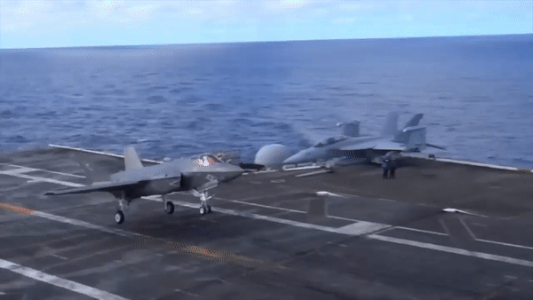 Tiêm kích hạm tàng hình F-35C Mỹ được lệnh tấn công Houthi
