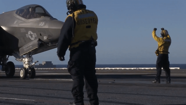 Tiêm kích hạm tàng hình F-35C Mỹ được lệnh tấn công Houthi