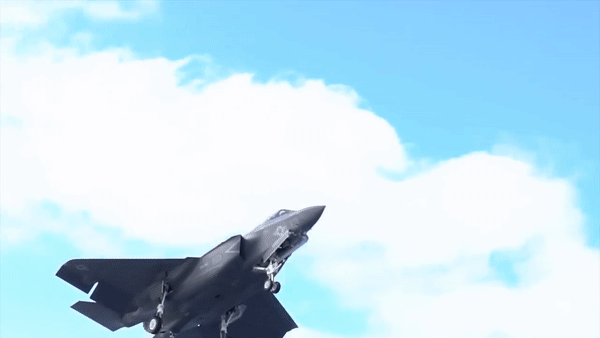 Tiêm kích hạm tàng hình F-35C Mỹ được lệnh tấn công Houthi