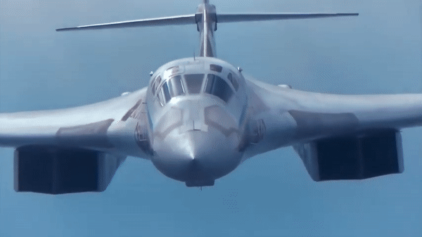 Quyết định hiếm thấy của Nga khi dùng 'thiên nga trắng' Tu-160 tập kích Ukraine