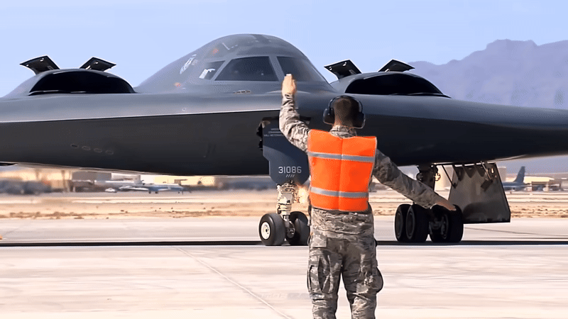 Máy bay ném bom 'Bóng ma' B-2 Mỹ bay 37 giờ liên tục để tập kích Iran