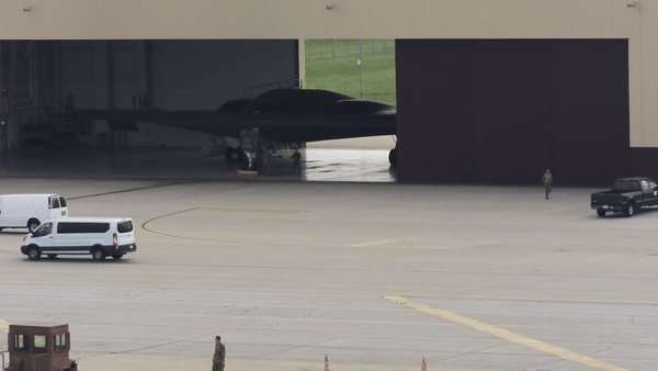 Máy bay ném bom 'Bóng ma' B-2 Mỹ bay 37 giờ liên tục để tập kích Iran