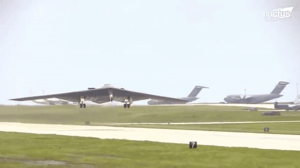 Máy bay ném bom 'Bóng ma' B-2 Mỹ bay 37 giờ liên tục để tập kích Iran