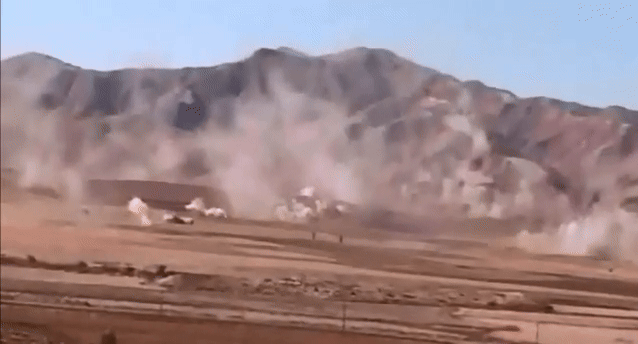 Không quân Israel phá hủy liền lúc 5 trực thăng tấn công AH-1J của Iran