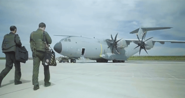 'Lực sĩ bay' A-400M của Pháp va chạm với vận tải cơ CC-150 Canada