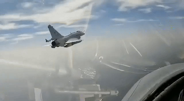 Tiêm kích J-10C Pakistan khiến Rafale của Ấn Độ 'choáng váng' với khả năng gây nhiễu điện tử?