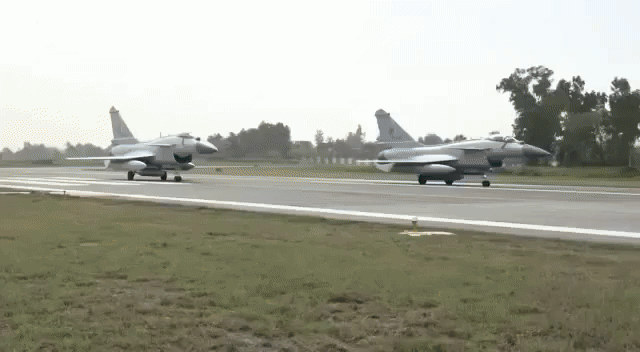 Tiêm kích J-10C Pakistan khiến Rafale của Ấn Độ 'choáng váng' với khả năng gây nhiễu điện tử?