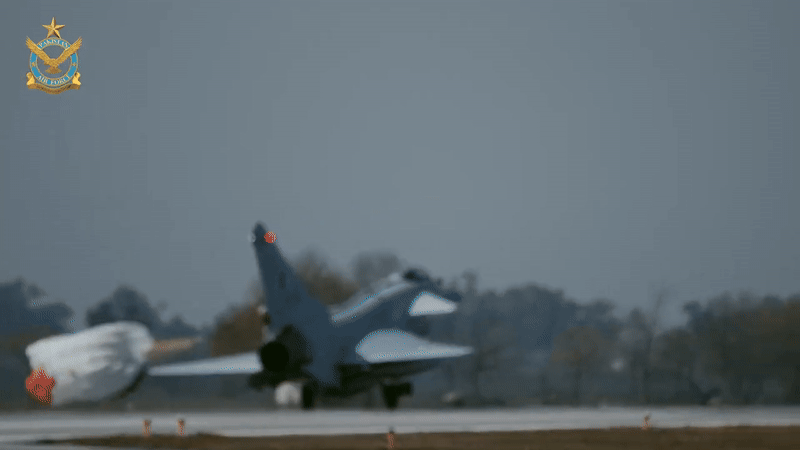 Tiêm kích J-10C Pakistan khiến Rafale của Ấn Độ 'choáng váng' với khả năng gây nhiễu điện tử?