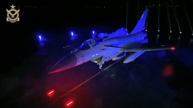 Tiêm kích J-10C Pakistan khiến Rafale của Ấn Độ 'choáng váng' với khả năng gây nhiễu điện tử?