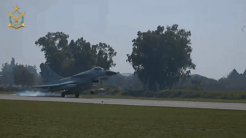 Tiêm kích J-10C Pakistan khiến Rafale của Ấn Độ 'choáng váng' với khả năng gây nhiễu điện tử?