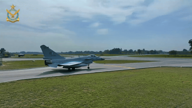 Tiêm kích J-10C Pakistan khiến Rafale của Ấn Độ 'choáng váng' với khả năng gây nhiễu điện tử?