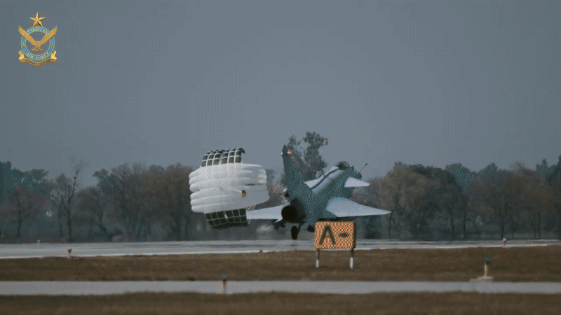 Tiêm kích J-10C Pakistan khiến Rafale của Ấn Độ 'choáng váng' với khả năng gây nhiễu điện tử?