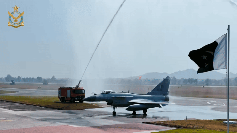 Tiêm kích J-10C Pakistan khiến Rafale của Ấn Độ 'choáng váng' với khả năng gây nhiễu điện tử?