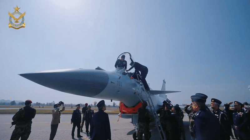 Tiêm kích J-10C Pakistan khiến Rafale của Ấn Độ 'choáng váng' với khả năng gây nhiễu điện tử?