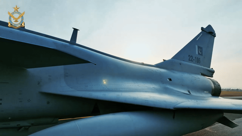 Tiêm kích J-10C Pakistan khiến Rafale của Ấn Độ 'choáng váng' với khả năng gây nhiễu điện tử?