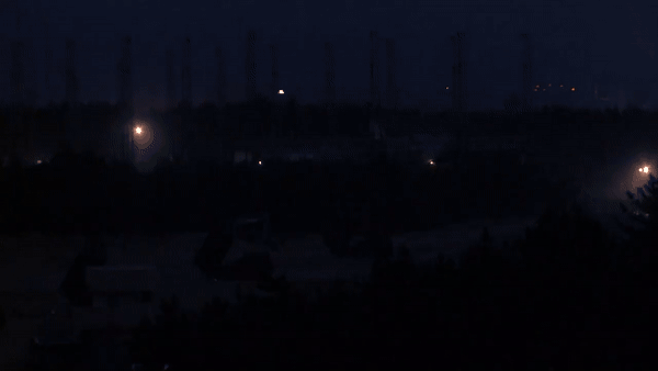 Khoảnh khắc loạt đạn chùm từ tên lửa ATACMS rơi xuống bãi biển Crimea đông người