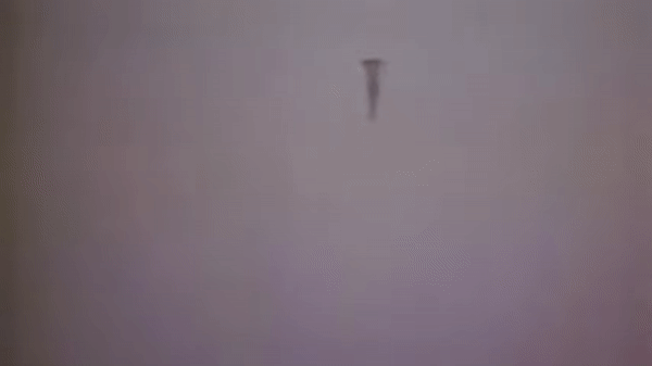 Khoảnh khắc loạt đạn chùm từ tên lửa ATACMS rơi xuống bãi biển Crimea đông người