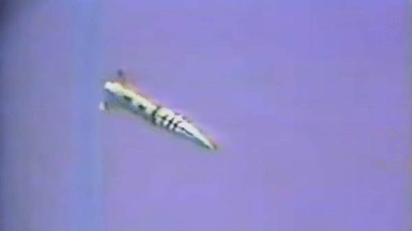 Khoảnh khắc loạt đạn chùm từ tên lửa ATACMS rơi xuống bãi biển Crimea đông người