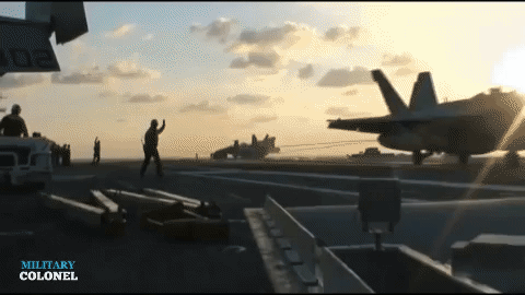 Tiêm kích cất cánh trên tàu sân bay USS Kitty Hawk