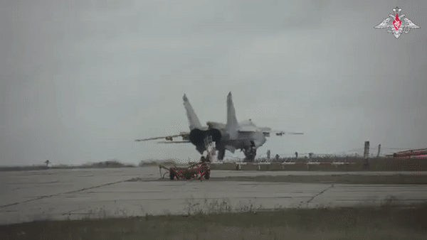 Tiêm kích MiG-31 Nga bốc cháy và lao xuống đất