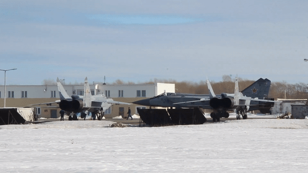 Tiêm kích MiG-31 Nga bốc cháy và lao xuống đất