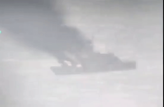 Cảnh quay con tàu chiến bị bốc cháy trên Biển Đen