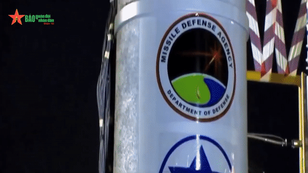 Khoảnh khắc tên lửa Iran bị đánh chặn ngoài khí quyển khi tấn công Israel