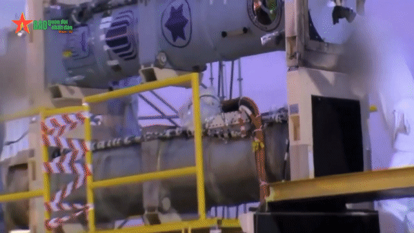 Khoảnh khắc tên lửa Iran bị đánh chặn ngoài khí quyển khi tấn công Israel