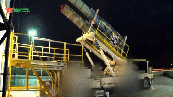 Khoảnh khắc tên lửa Iran bị đánh chặn ngoài khí quyển khi tấn công Israel