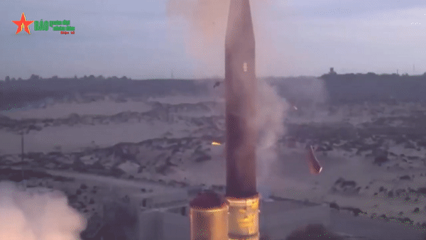 Khoảnh khắc tên lửa Iran bị đánh chặn ngoài khí quyển khi tấn công Israel