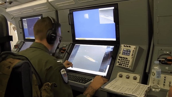 Tiêm kích đánh chặn MiG-31 Nga buộc 'thần biển' P-8A Mỹ phải đổi hướng bay