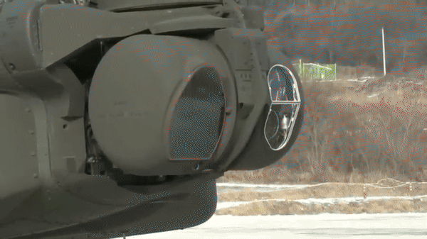 Trực thăng tấn công AH-64E Apache của Mỹ trình diễn khả năng tiêu diệt UAV