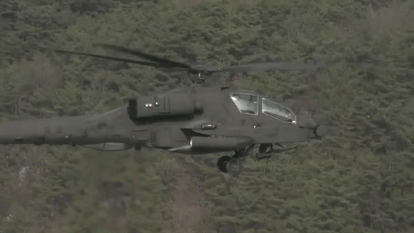 Trực thăng tấn công AH-64E Apache của Mỹ trình diễn khả năng tiêu diệt UAV