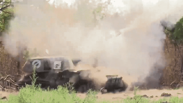 Pháo tự hành 2S3 Akatsiya Nga bị UAV TB-2 Ukraine phá hủy tại Kherson