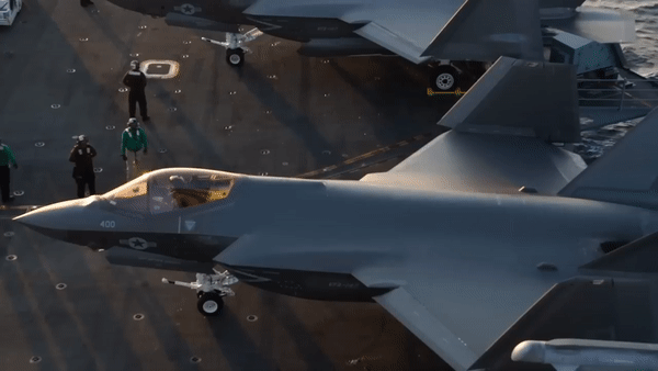 Tiêm kích hạm tàng hình F-35C Mỹ được lệnh tấn công Houthi