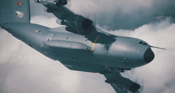 'Lực sĩ bay' A-400M của Pháp va chạm với vận tải cơ CC-150 Canada